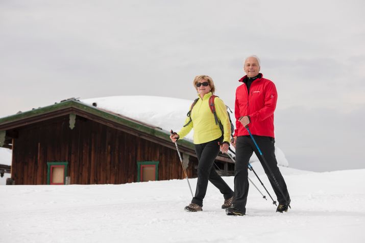 Pärchen beim Winterwandern