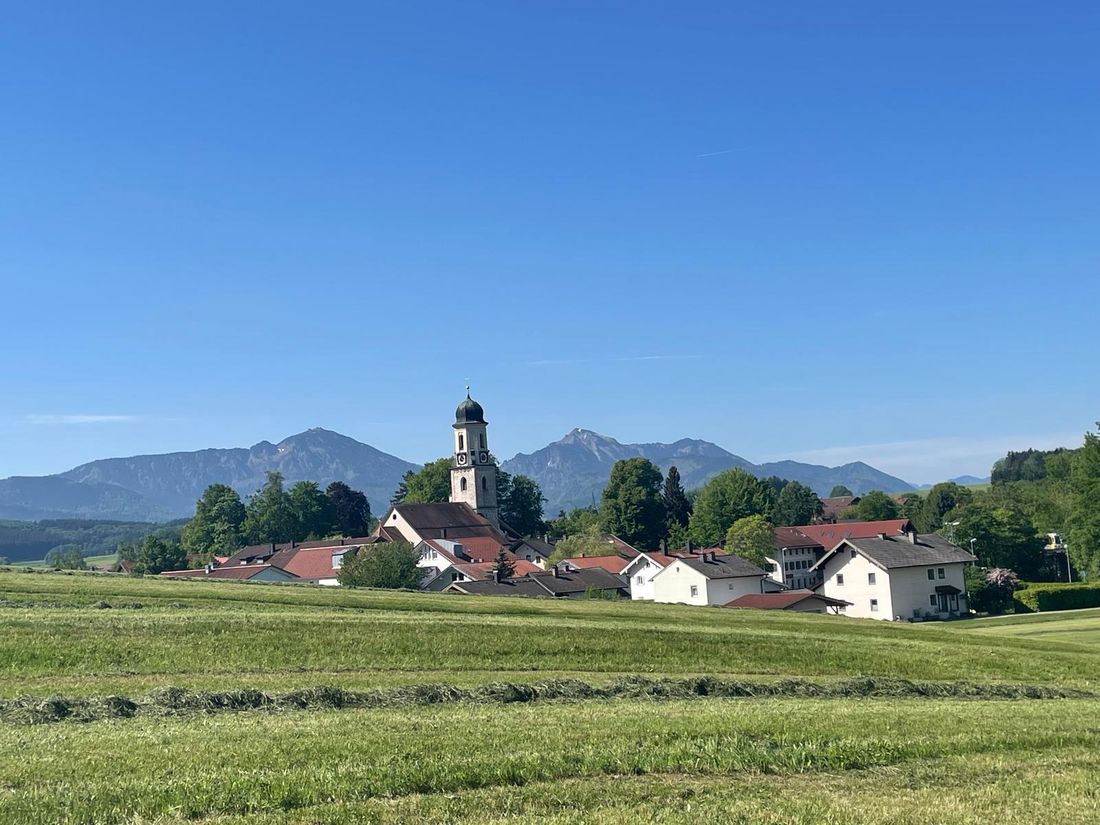 Blick vom Garten auf die Chiemgauer Berge