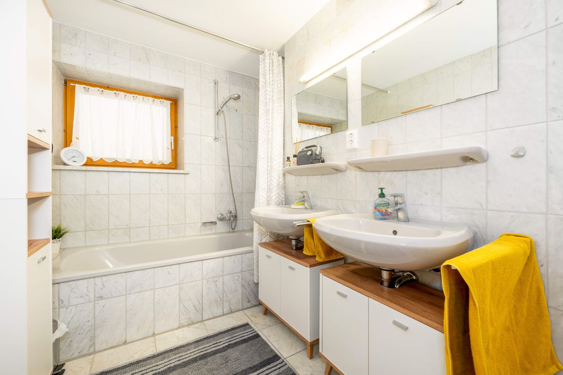 Großes, modernes Bad mit Bdewanne und Dusche