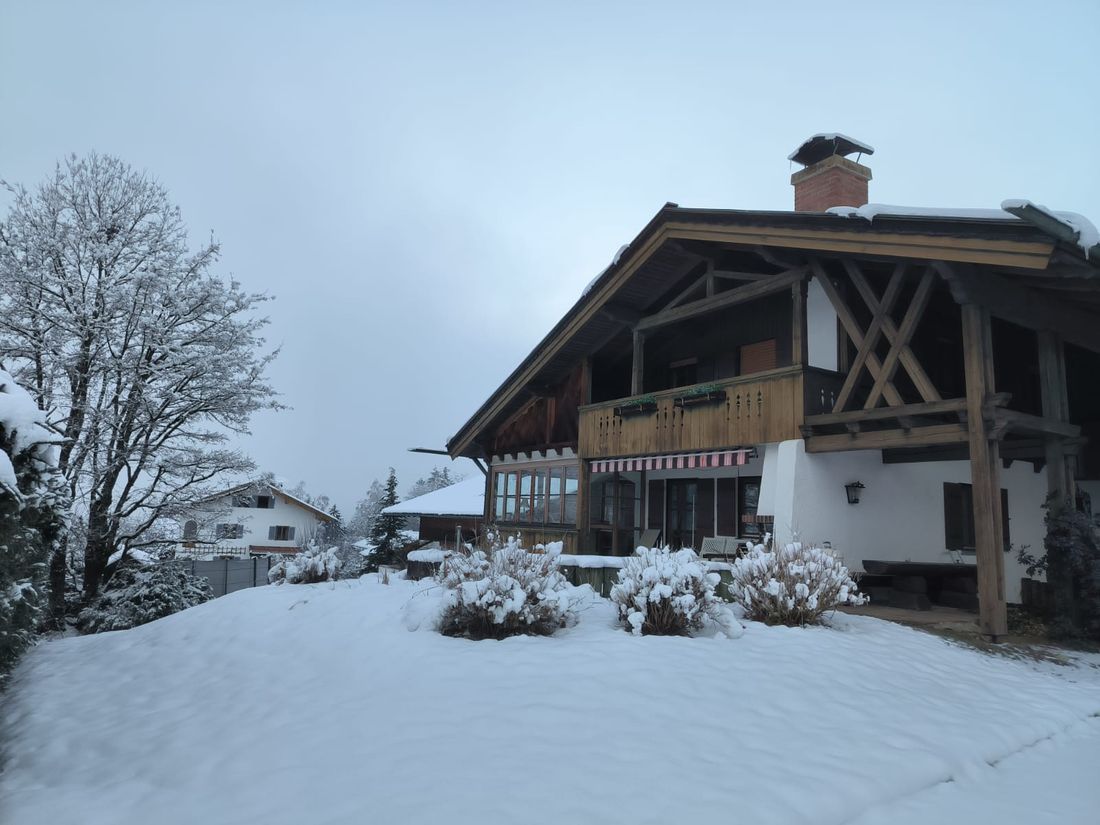 Hausansicht mit Schnee