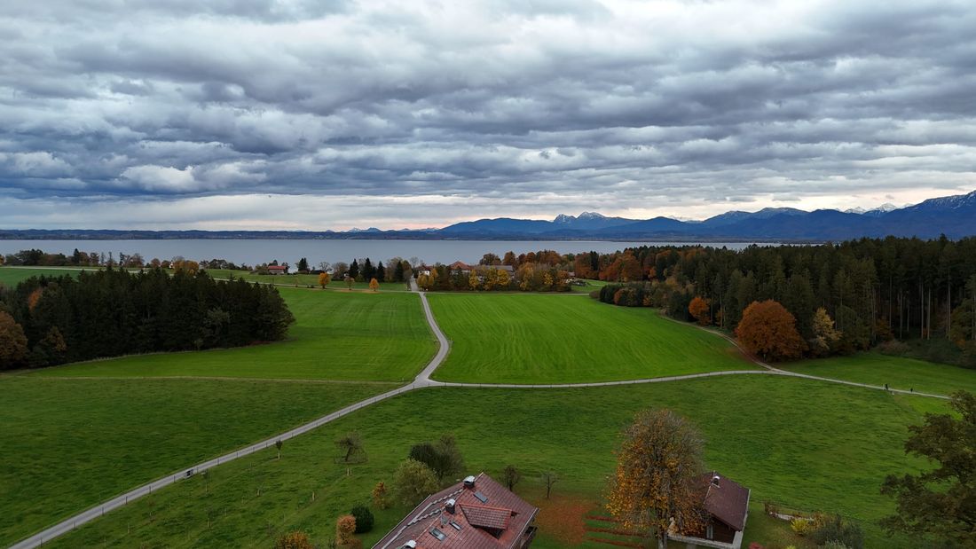Aiglsbuch von oben Blick zum Chiemsee