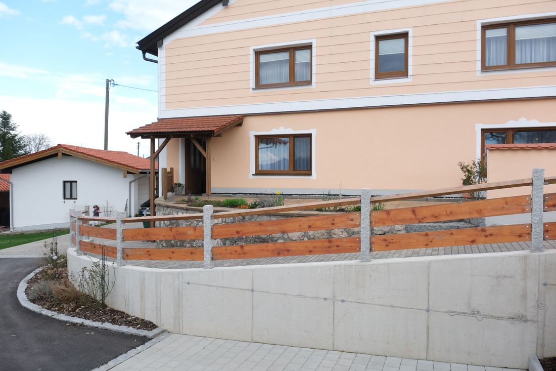 Blick Autostellplatz zum Eingang der FeWo