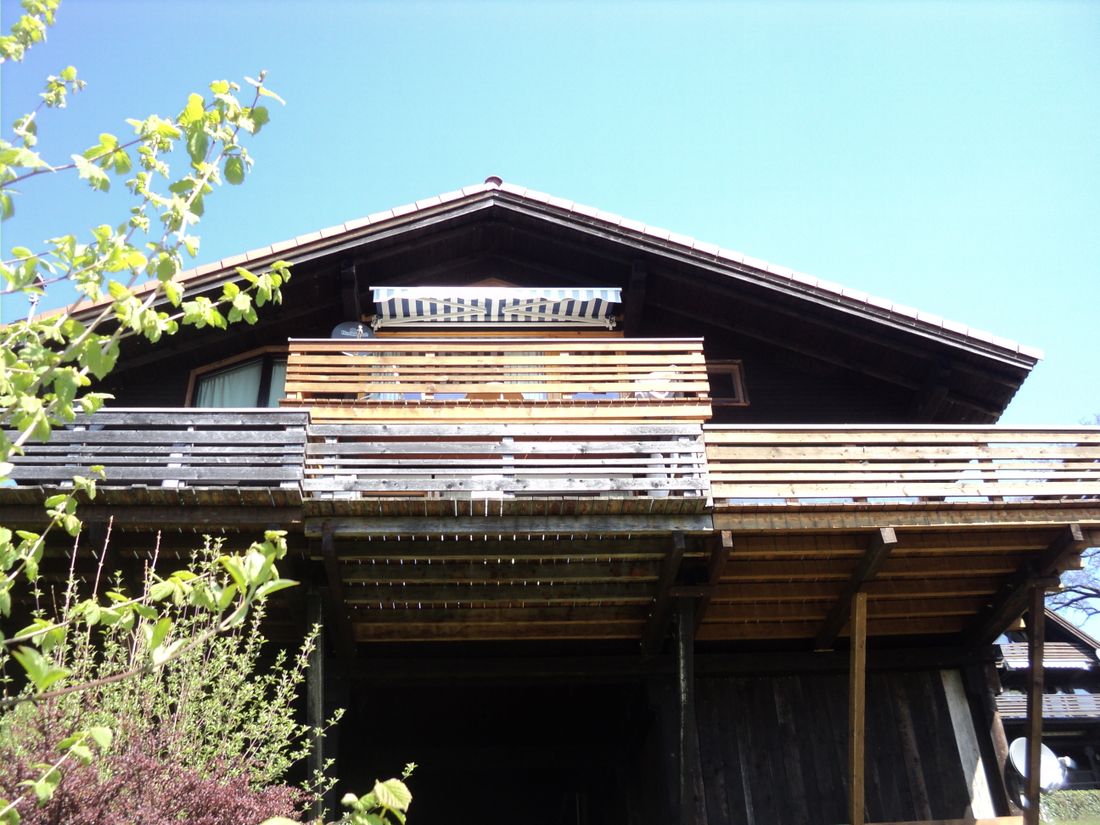 Südseite mit den  2 Balkonen (in der Mitte)