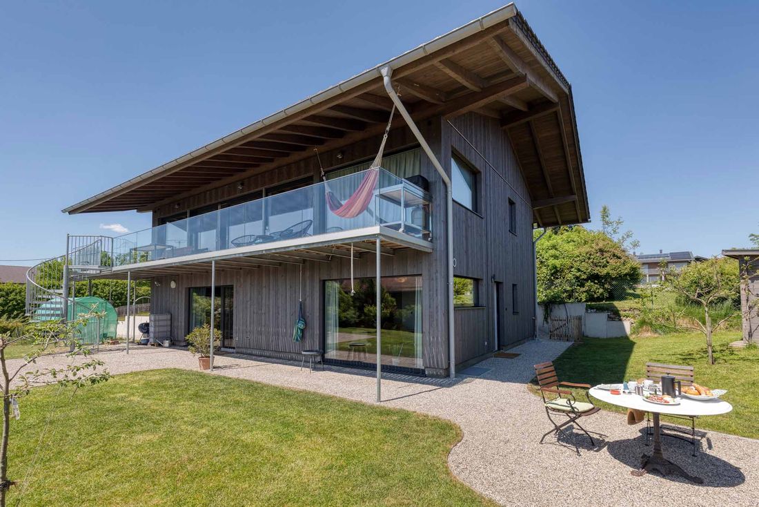 "Modernes Design und smarter Luxus der nachhaltigen 5 Sterne Ferienwohnung in Gstadt am Chiemsee - Terrassenbereich."