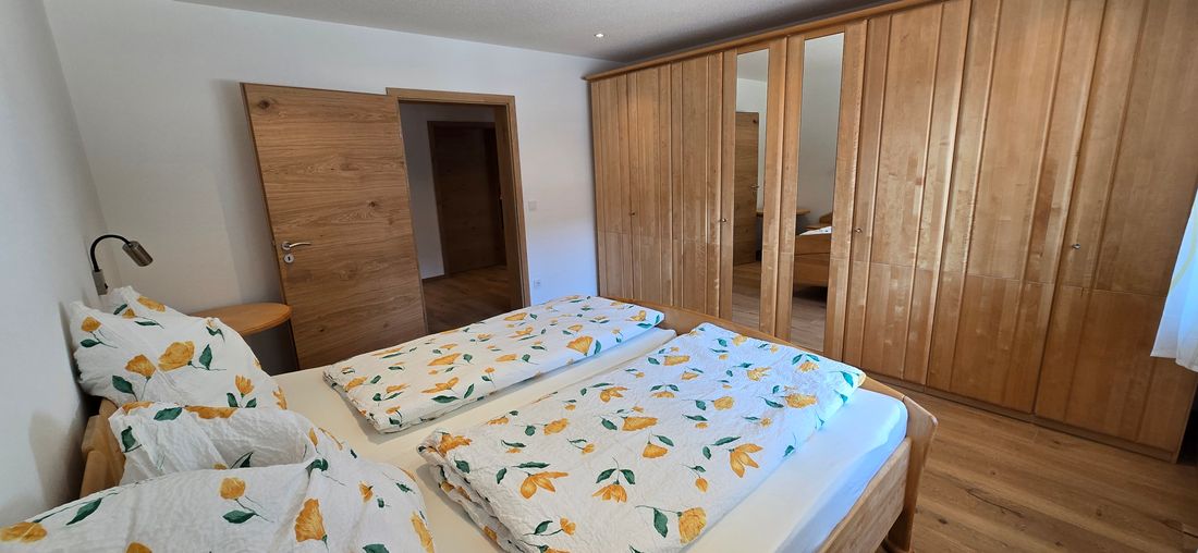 Schlafzimmer mit Kingsize Bett