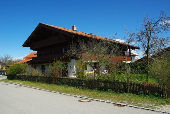 Hausansicht mit Garten