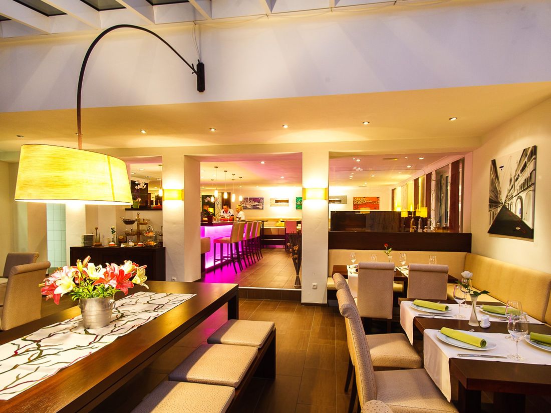 Blick in den Wintergarten mit Restaurant