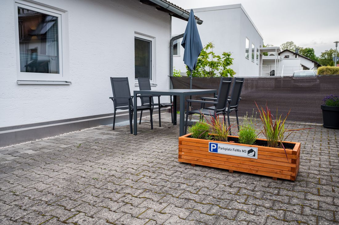 Nord-/Westterrasse und Parkmöglichkeit