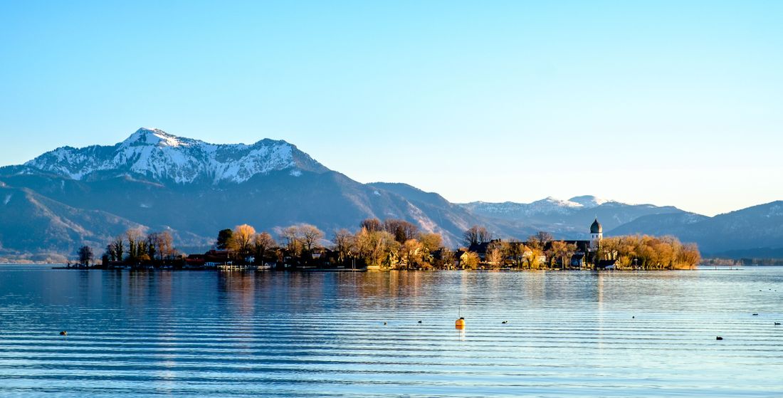 Fraueninsel mit Blick auf Hochgern