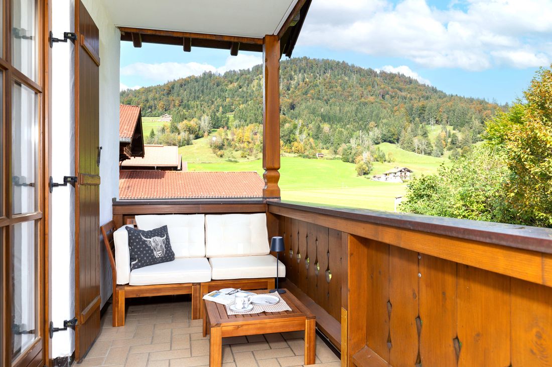 Möblierter Balkon mit Bergblick