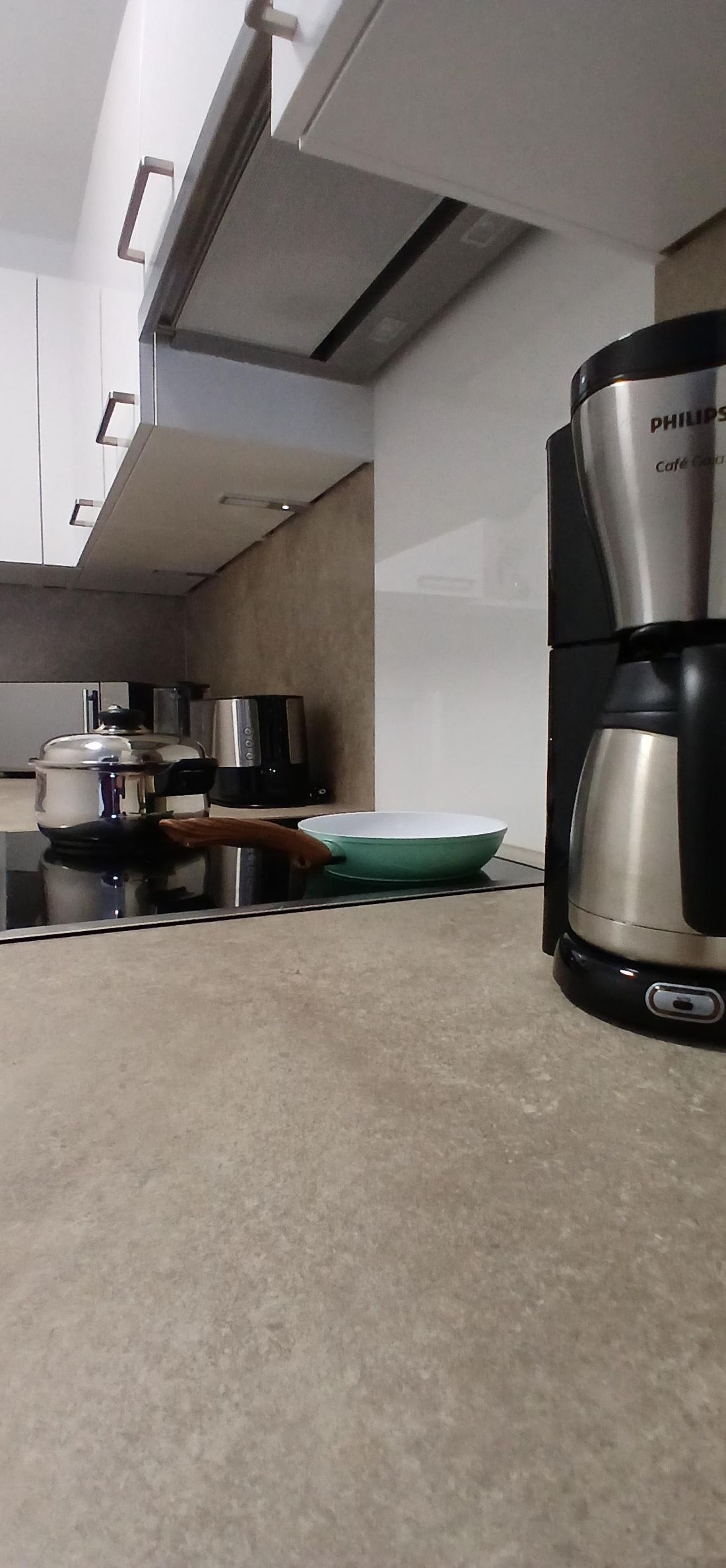 Küche mit Filterkaffeemaschine, Toaster, Mikrowelle