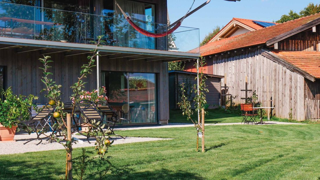 Terrasse mit Seeblick der 5-Sterne-Ferienwohnung Lieblingseck in Gstadt am Chiemsee.