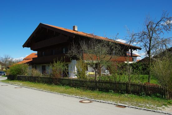 Hausansicht mit Garten