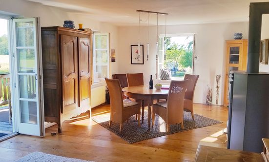 Wohnzimmer mit grosser Terrasse und Essbereich