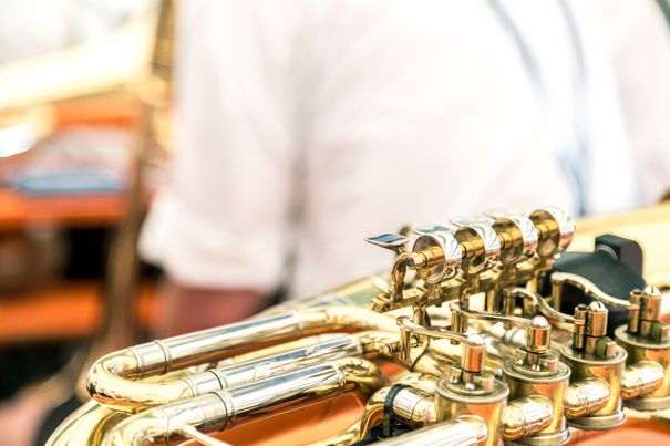 Trompete auf einer Bierbank