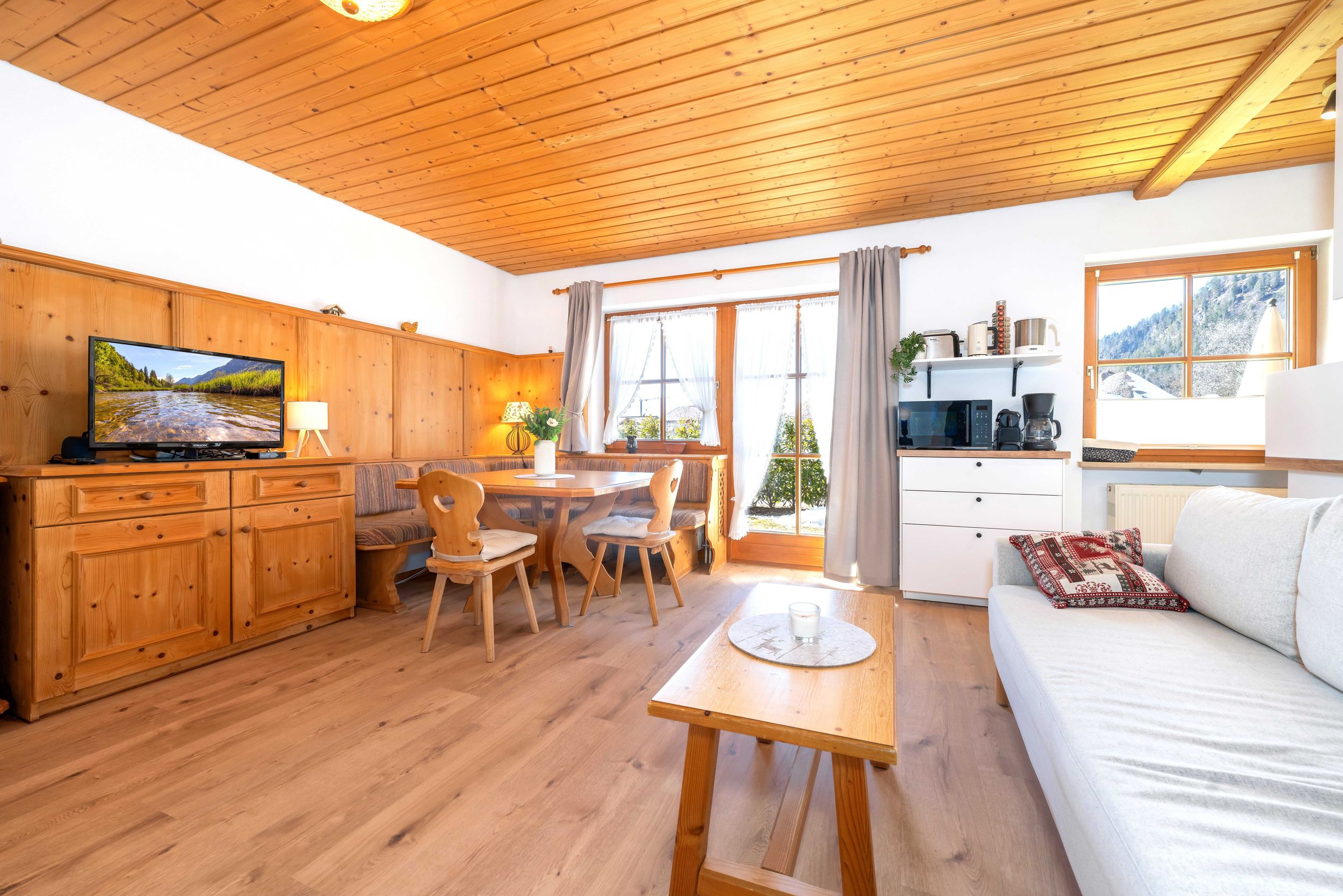 Geräumiger, heller Wohnbereich mit Terrasse