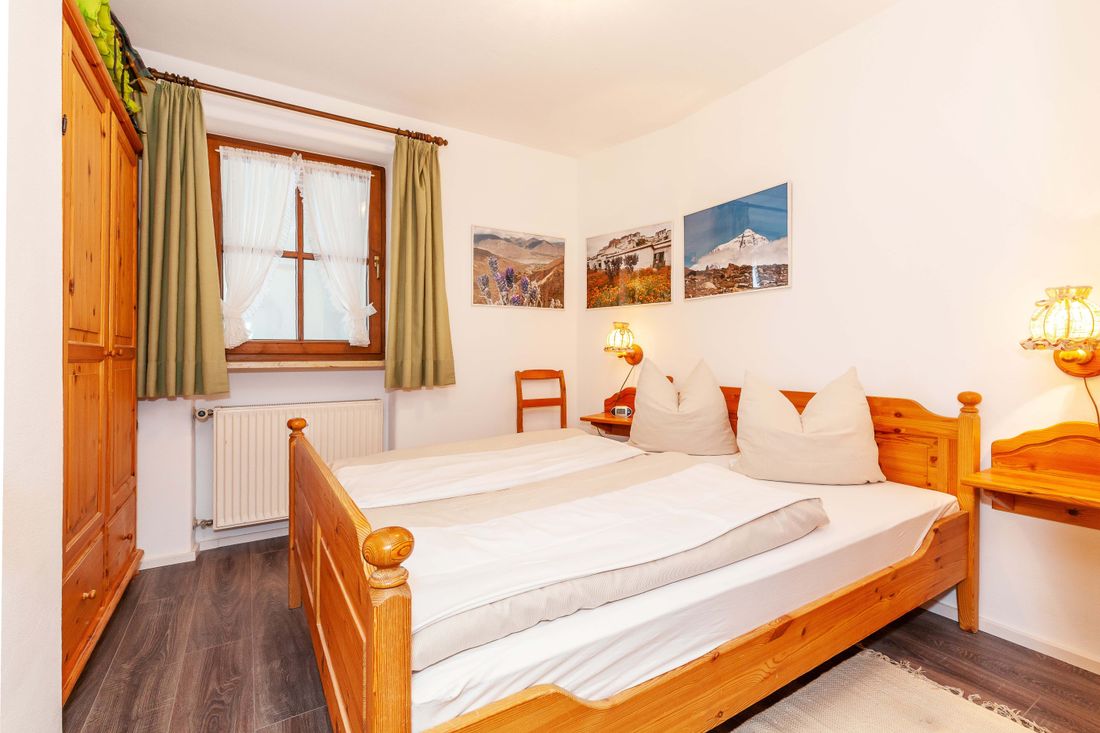 Schlafzimmer mit Doppelbett