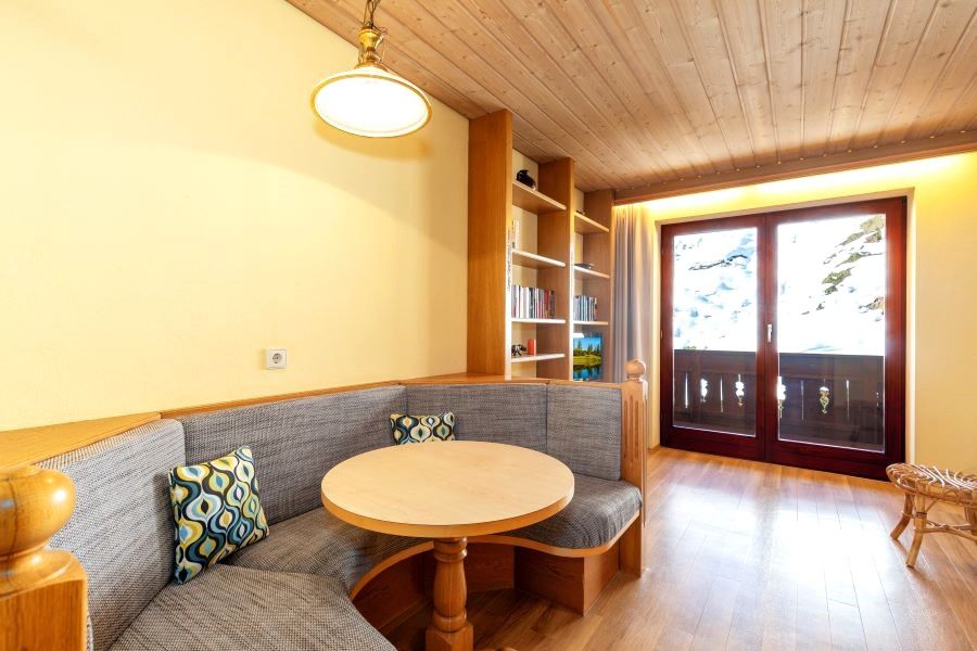 Berghof Appartement - Wohnzimmer mit Balkonzugang