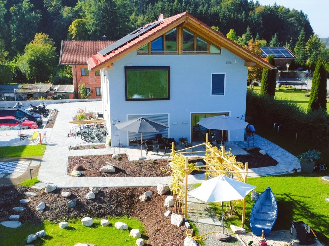Erlebnisgarten mit Lagerfeuer und Traubentunnel