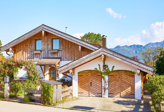 Aussenansicht - Hausberge im HIntergrund
