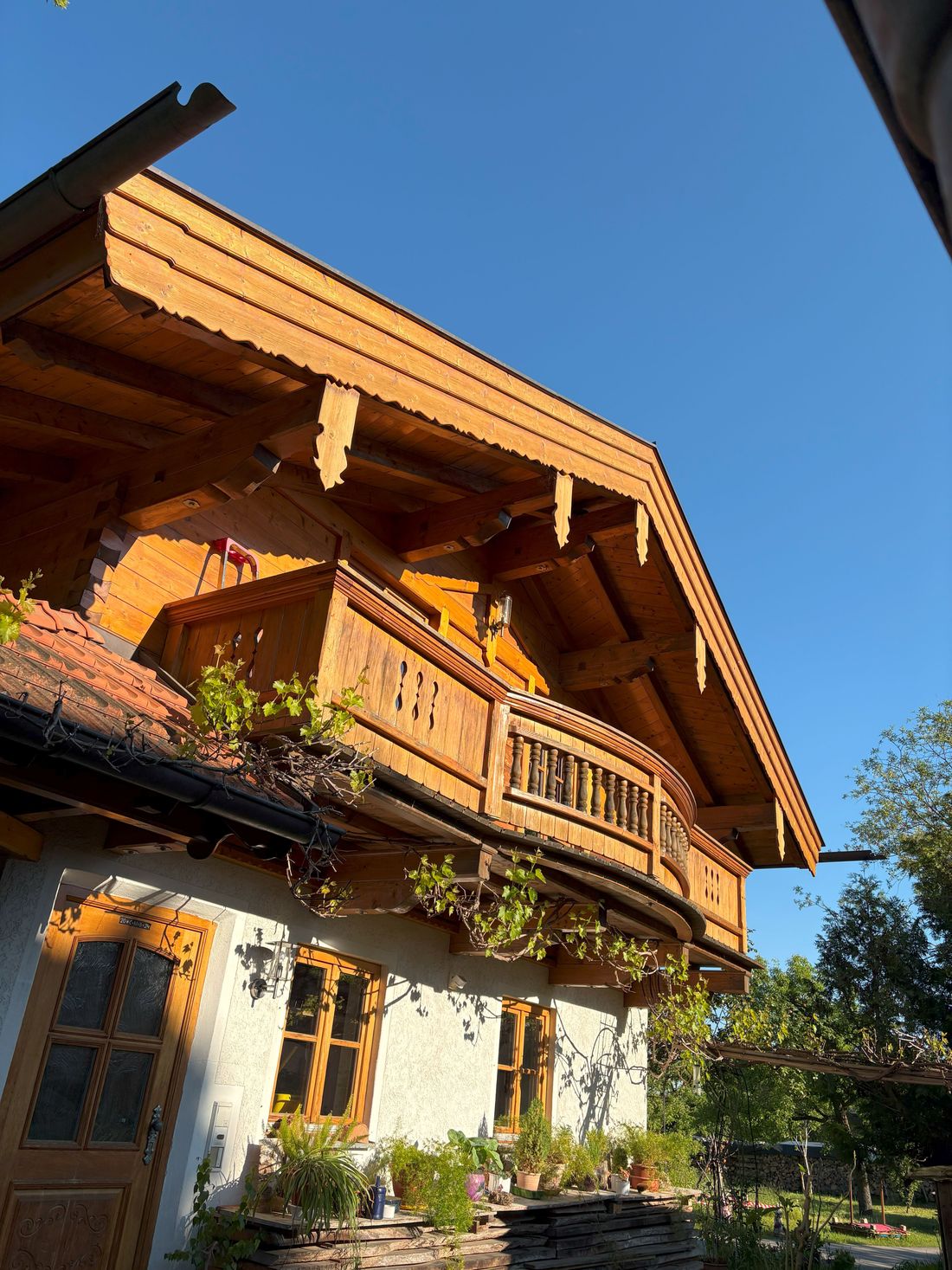 Hausansicht mit Balkon