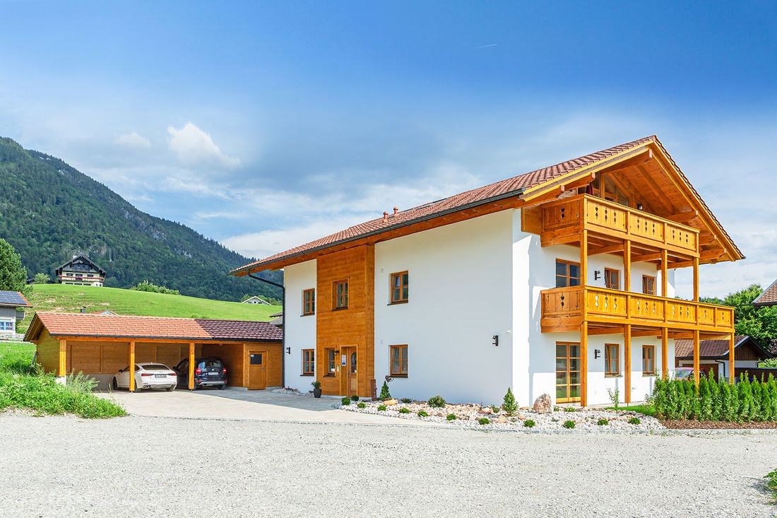 Hausansicht mit Carport