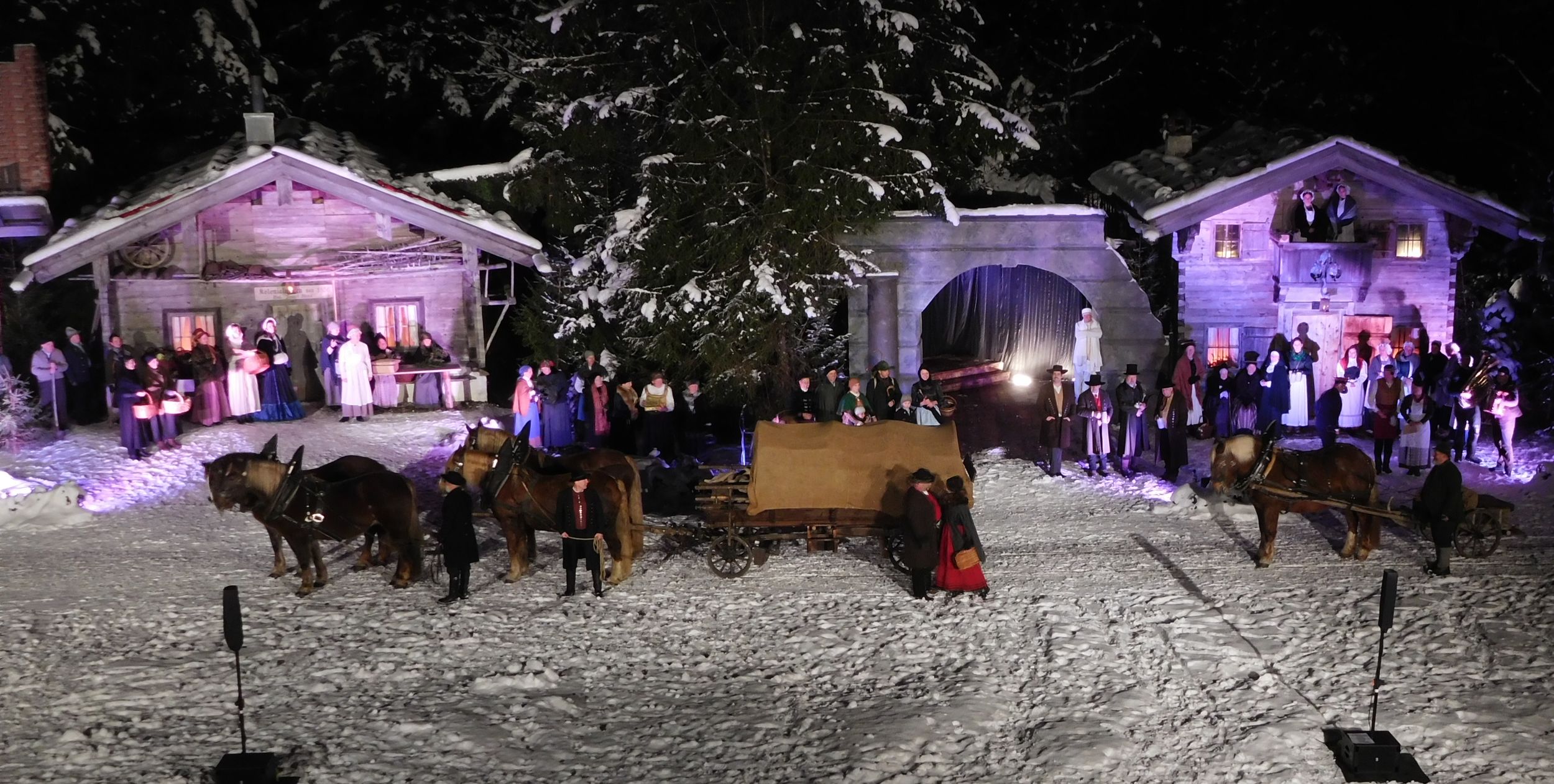 Auftritt der Pferdekutsche beim Krippenspiel der Ruhpoldinger Waldweihnacht