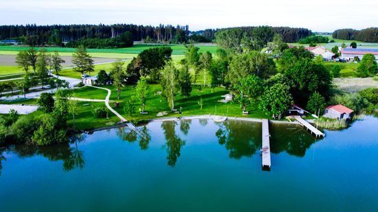 Blick-von-oben-auf-das-Strandbad-Obing