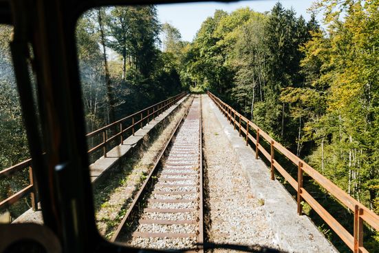 Viadukt-Überfahrt mit der Chiemgauer Lokalbahn