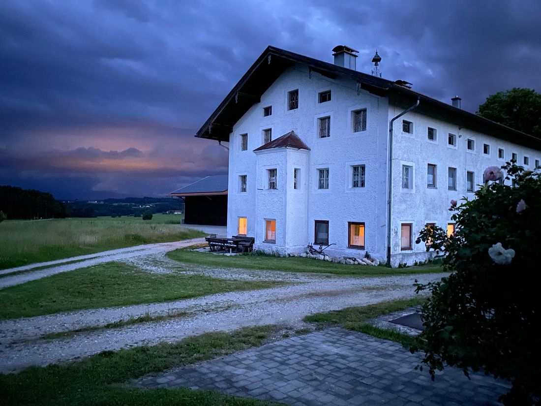Blick zum Bauernhaus