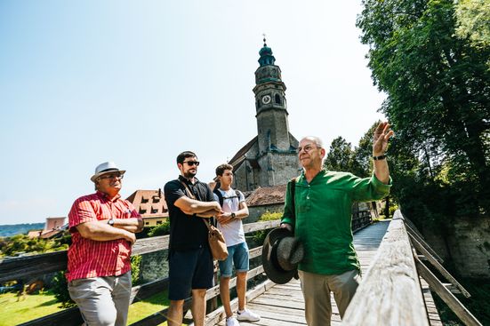 Stadtführer mit seiner Gruppe in Tittmoning 