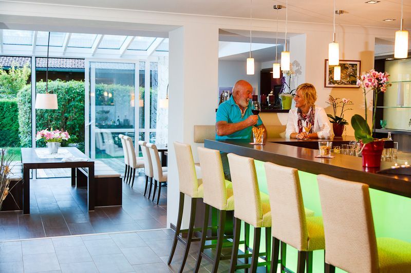 Hotelbar mit Durchgang zum Wintergarten