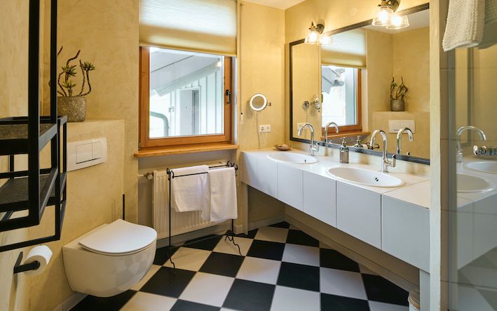 Bad zu Schlafzimmer 1 und 2 (Eingangsetage)