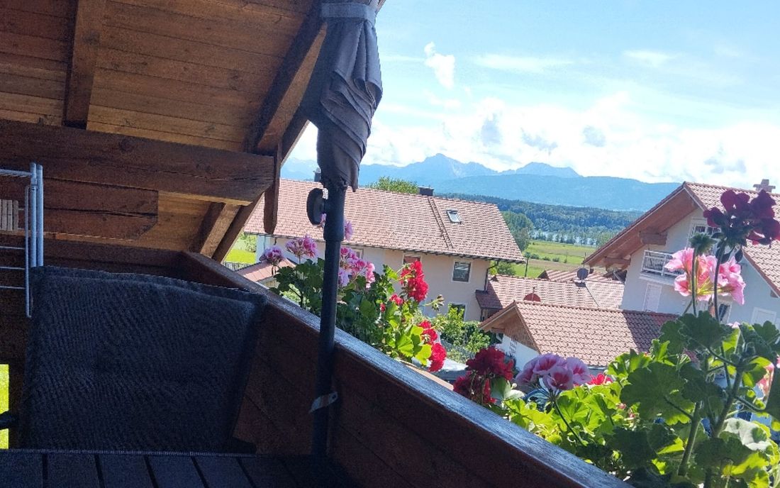 Seitlicher Berg- und Seeblick