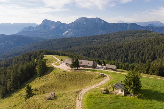 Blick von oben auf die Stoisser Alm in Inzell