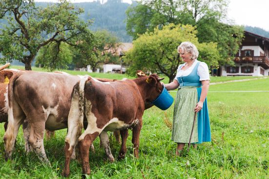 Angela Maier auf der Weide beim Wimmerhof in Inzell