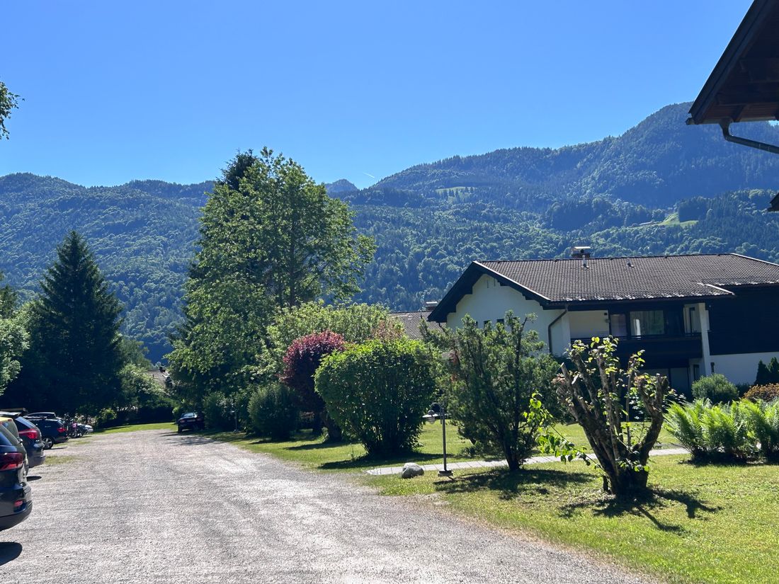 Einfahrt zum Parkplatz vor dem Haus