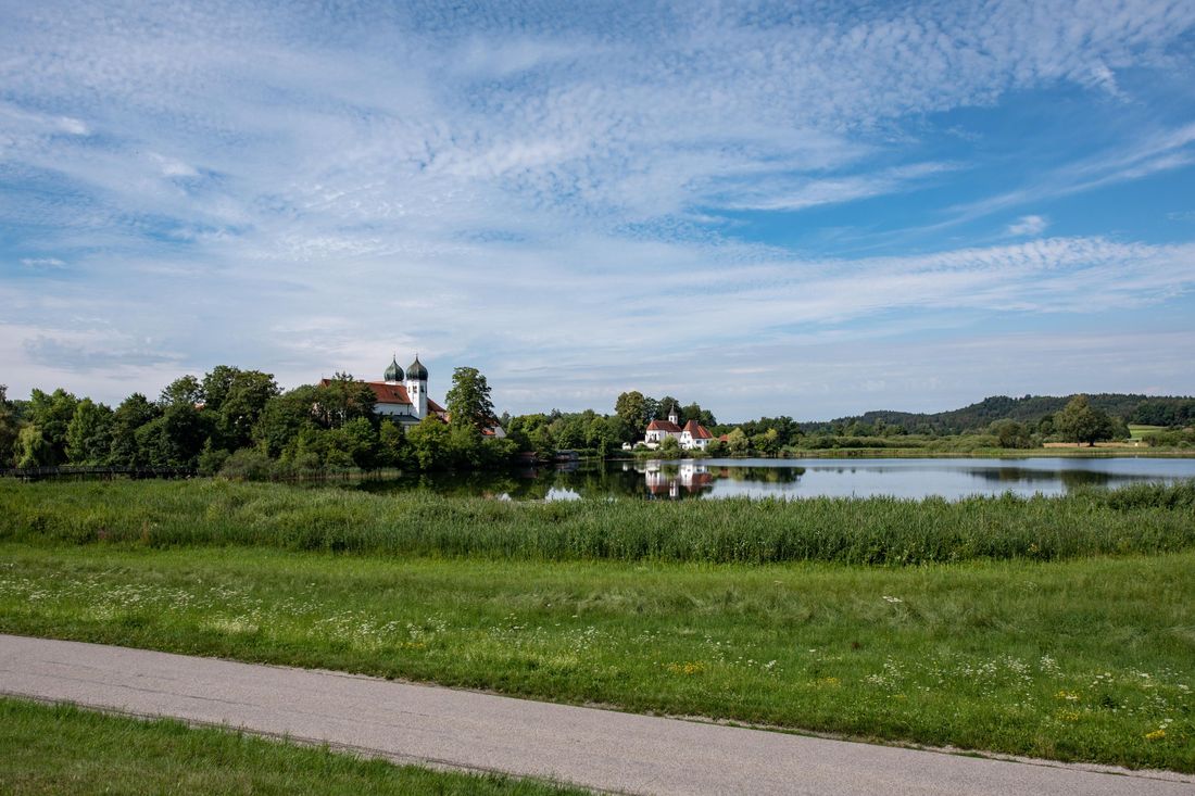 Klostersee und Blick auf das Kloster Seeon