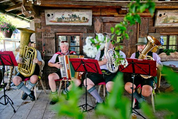 Bläserquartett spielt beim Almumtrieb