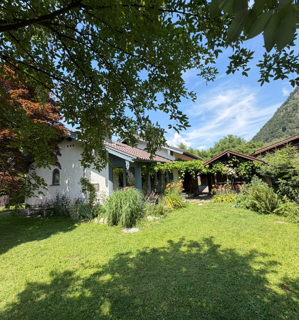 Haus mit Garten (vorne)