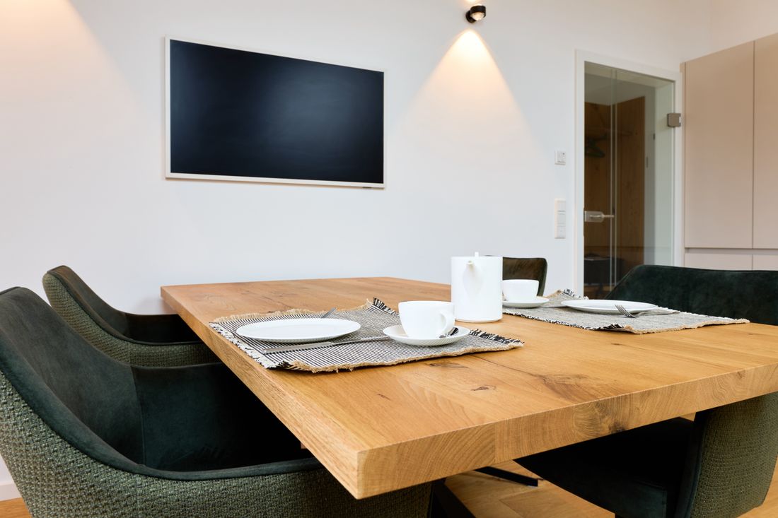 Ess- & Wohnzimmer mit gedecktem Tisch