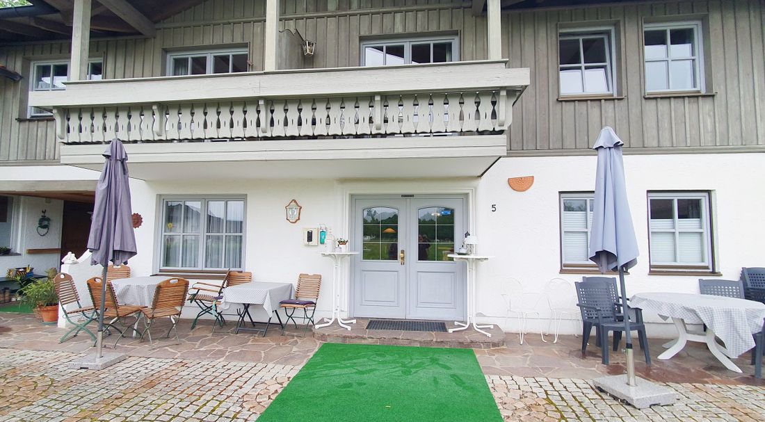 Hausansicht mit Frühstücksterrasse