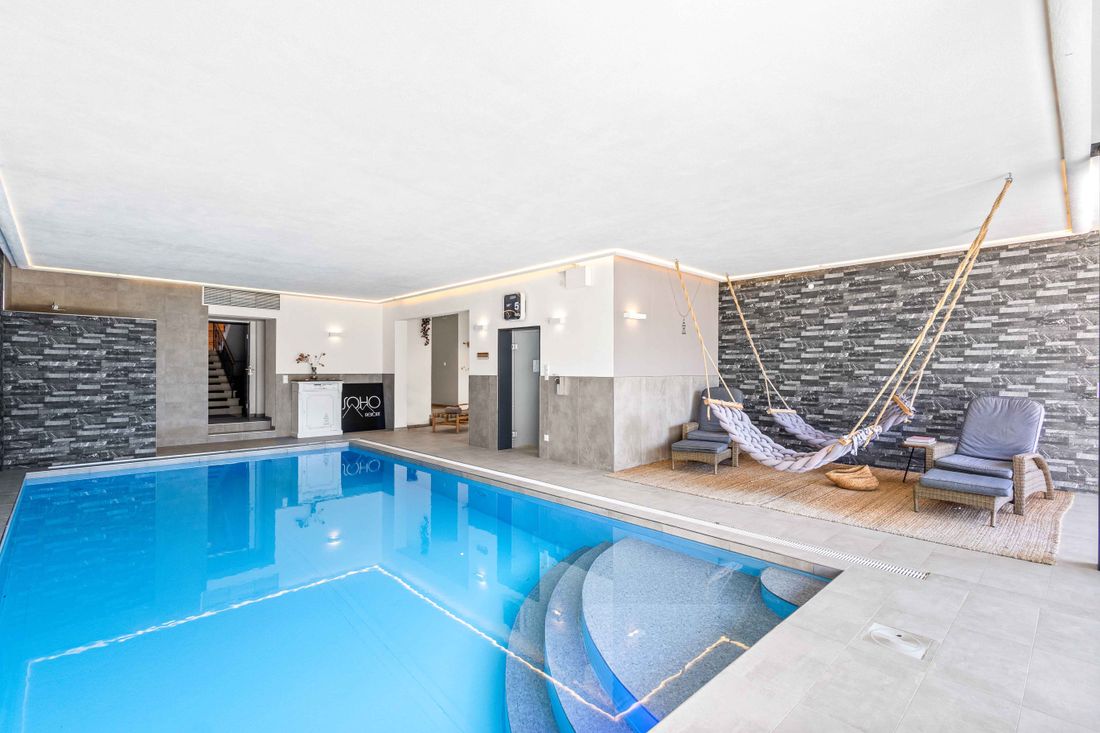Beheizter Innenpool und Ruhebereich Soho Mountain Chalet & Spa