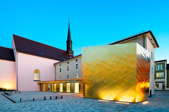 aussenansicht-mit-goldenem-kubus_3