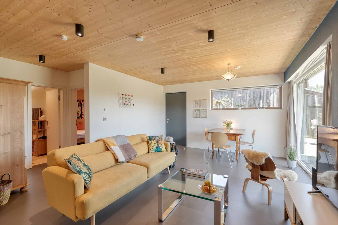 "Moderner Wohnbereich der nachhaltigen 5 Sterne Ferienwohnung Lieblingseck direkt am Chiemsee"