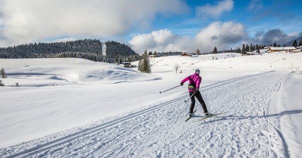 Dame beim Langlaufen auf der Winklmoosalm
