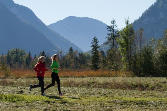 inzell-sommer-joggen-moor-erlebnis-pfad-damen01_eh-1