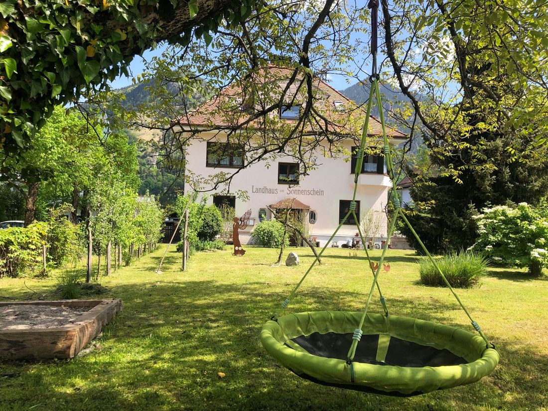 Servus-Griaß`Eich und hereinspaziert bei uns im Landhaus zu Sonnensein, wir freuen uns auf Euch.