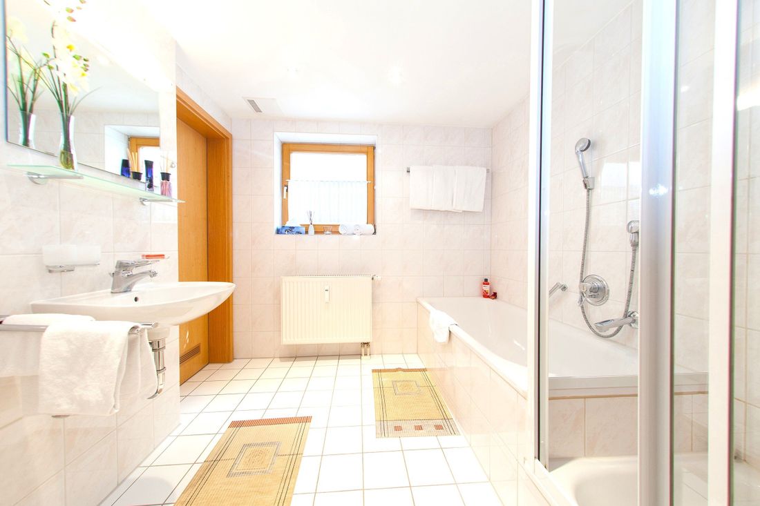 Großes Bad mit Badewanne und separater Dusche