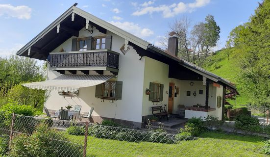 Haus Frontansicht Sommer